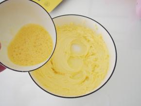 分两次加入蛋液，每次都搅拌均匀。