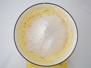 筛入低筋面粉，切拌均匀。