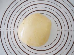 将拌匀的面团用保鲜膜包上，放入冰箱冷藏30分钟左右。