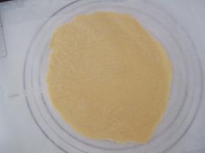 松弛好的面团略微回温后，擀成5mm厚。