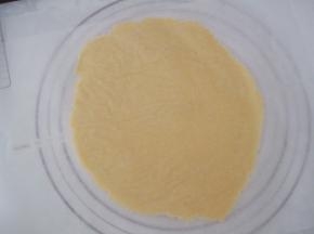 松弛好的面团略微回温后，擀成5mm厚。