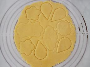 用切模具切出自己想要的形状。