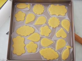 将切好的饼干胚转移到烤盘中，我垫了一层油纸，这样很方便转移，不会破坏饼干的形状。