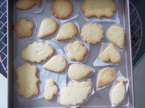 烤好的饼干晾凉备用。