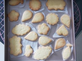 烤好的饼干晾凉备用。