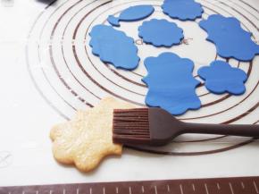 在饼干胚上刷一层薄薄的蜂蜜。