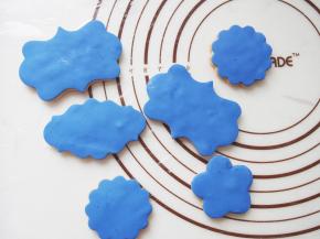 将翻糖皮覆盖在饼干胚上。