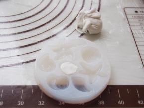 用立体模具压出各种海洋生物的造型。