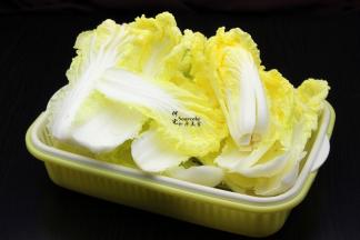 大白菜一片一片叶子摘下，洗净，捞出，沥干水会。冬天的大白菜会很甜很好吃，挑选大白菜要微黄才甜，绿色叶子的会很老。