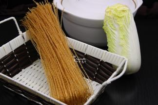 食材食材： 大白菜、薯粉、油、盐、大葱、卤肉。卤肉可以用骨头替代，也会好吃。