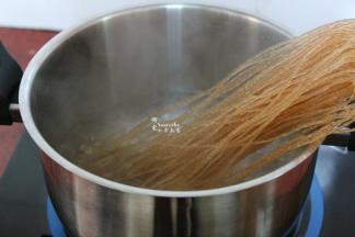 清水煮沸，放入薯粉。挑选薯粉要选择纯红薯粉做得，劲道爽滑，味道好，营养高。