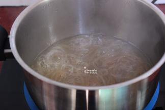 煮薯粉的时候，因为薯粉比较硬，要不断的往下推，让薯粉煮软，关火。薯粉不宜煮太久，一会还要瓦煲炖。