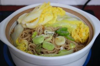 大白菜炖熟，薯粉满满的卤肉香味，然后放大葱、盐、生抽拌均。关火即可吃。