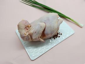 三黄鸡买了小小的一只，一家人一餐吃着正好。