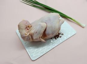 三黄鸡买了小小的一只，一家人一餐吃着正好。
