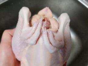 剪去鸡屁股跟鸡爪尖。