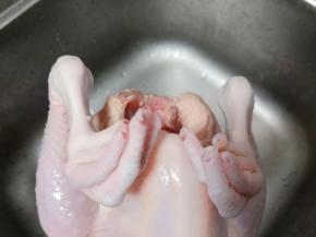 将鸡肚子清理干净、洗净再晾干水分。