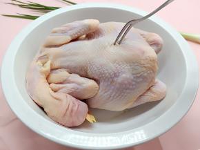 用小叉子在鸡的全身多叉几下，腌制时便于入味。