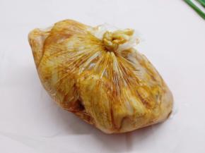 所有的调味料都放一起，带上手套给鸡来一个全身按摩，鸡肚子可以赛一点小葱，再用保鲜袋装起来腌制一夜，便于入味。