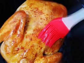 烤制到30分钟，刷一次蜂蜜水（蜂蜜加清水调和）