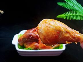 烤好的鸡、鸡皮微微有点脆。