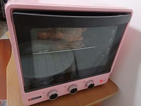 腌制好的鸡放入烤箱《烤箱提前200度预热》200度上下火烤40分钟、烤的时候随时观察颜色。