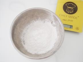 将小麦淀粉、糯米粉和粘米粉倒在一个容器里。