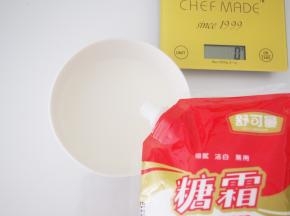 加入糖粉，轻轻拌匀。