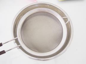 混合好的粉浆过筛两遍，以免有大颗粒。