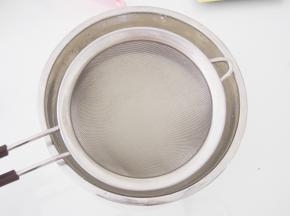 混合好的粉浆过筛两遍，以免有大颗粒。