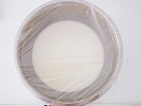 将粉浆容器覆盖保鲜膜，静置约15分钟左右。