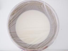 将粉浆容器覆盖保鲜膜，静置约15分钟左右。