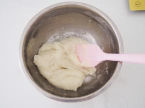 锅中水烧开后，将容器放入锅中，大火蒸20分钟左右熟透，然后趁热用刮刀搅拌均匀并晾凉。