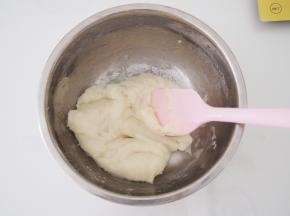 锅中水烧开后，将容器放入锅中，大火蒸20分钟左右熟透，然后趁热用刮刀搅拌均匀并晾凉。