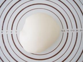 晾凉的冰皮面团揉匀，戴着手套的话一点也不粘哦。