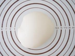 晾凉的冰皮面团揉匀，戴着手套的话一点也不粘哦。