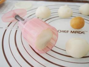 模具中抹一点黄油防粘，将面团放入月饼模压出形状即可。