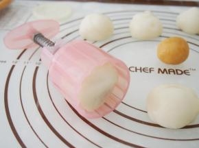 模具中抹一点黄油防粘，将面团放入月饼模压出形状即可。