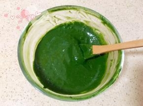 抹茶粉倒入碗里，加热水搅拌至细腻无颗粒状态。