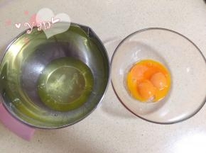 四个鸡蛋分离蛋黄蛋清至无油无水的盆里，蛋清放冰箱冷藏备用。