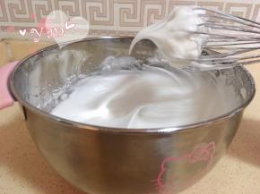 蛋清+糖打发至湿性发泡，提起打蛋头有小弯钩即可。