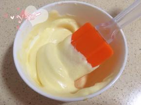 取12g蛋黄糊和12g蛋白霜，混合拌匀。