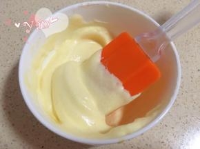 取12g蛋黄糊和12g蛋白霜，混合拌匀。