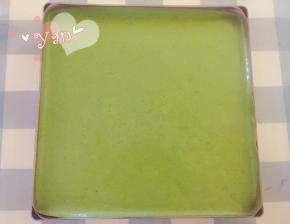 将面糊倒入烤盘里，放入烤箱165度烤23分钟。