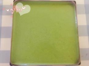 将面糊倒入烤盘里，放入烤箱165度烤23分钟。