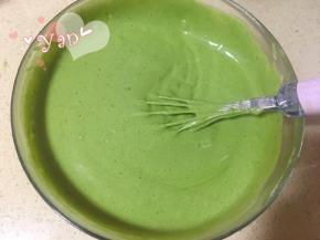 把抹茶面糊倒入蛋黄糊里，翻拌均匀。将剩余的蛋白霜倒入蛋黄糊里，翻拌均匀。