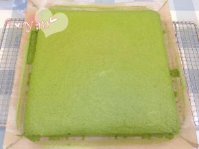 出炉提着油布移到晾网，揭开四边的油布。