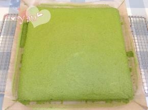 出炉提着油布移到晾网，揭开四边的油布。