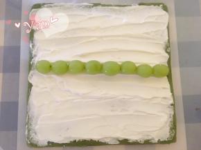 淡奶油+糖打发至浓稠状态。抹上淡奶油，摆上喜欢的水果。