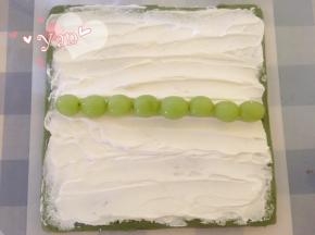 淡奶油+糖打发至浓稠状态。抹上淡奶油，摆上喜欢的水果。